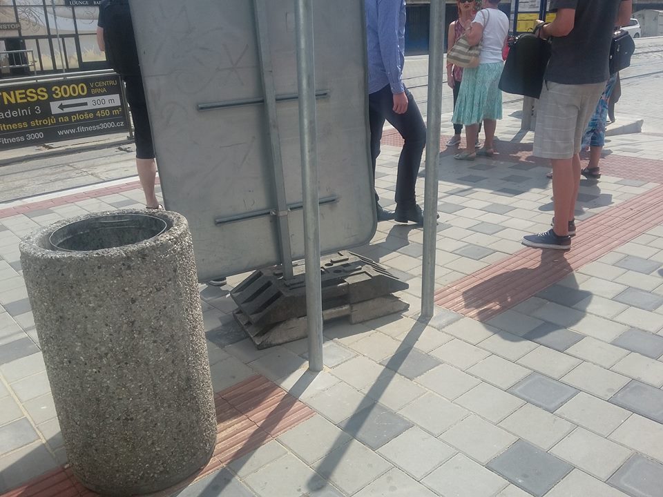 Reliéfní dlažba vedená skrz mobiliář